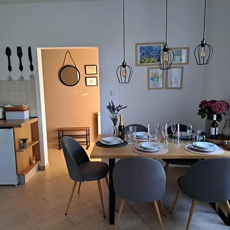 Peruc With Big Terrace And Beautiful Garden Lejlighed