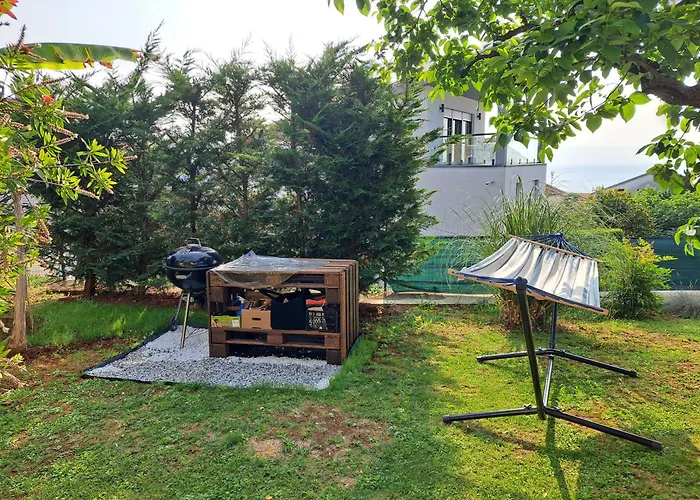 Lägenhet Peruc With Big Terrace And Beautiful Garden